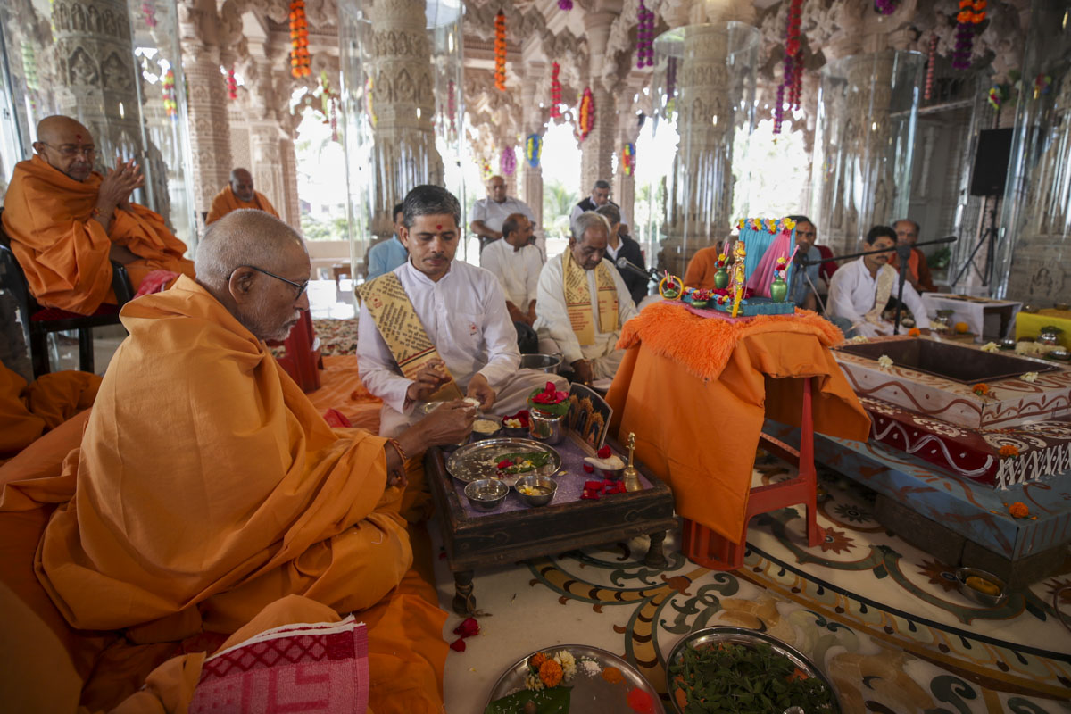 Pujya Bhaktipriya Swami (Kothari Swami) and Pujya Tyagvallabh Swami perform the Vastu-Mandir Pravesh rituals