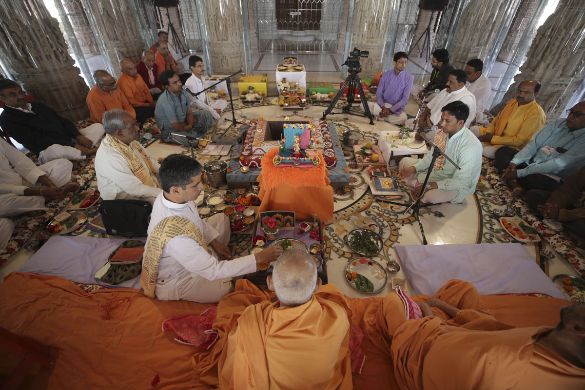 Pujya Kothari Swami performs the Vastu-Mandir Pravesh rituals