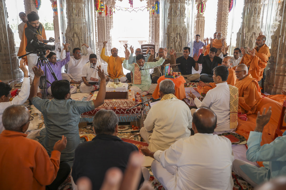 Pujya Kothari Swami, sadhus and devotees perform the Vastu-Mandir Pravesh rituals