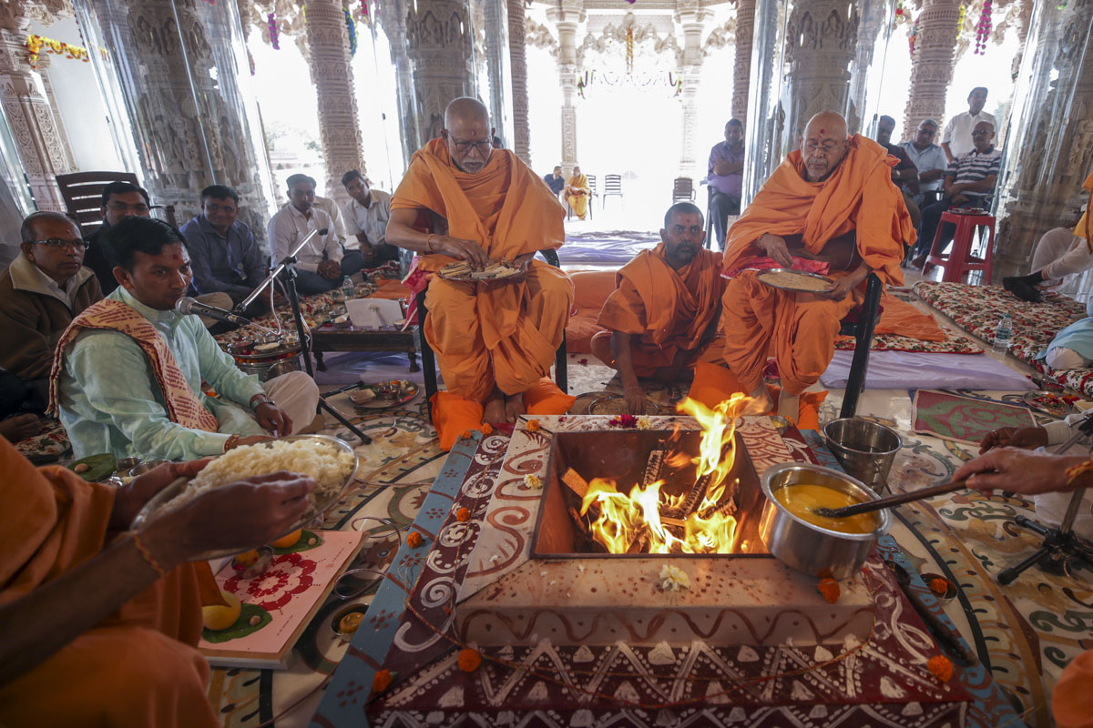Pujya Kothari Swami and Pujya Tyagvallabh Swami perform the Vastu-Mandir Pravesh rituals