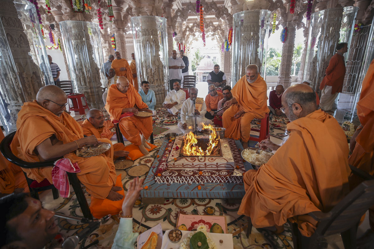 Pujya Kothari Swami, Pujya Tyagvallabh Swami and sadhus perform the Vastu-Mandir Pravesh rituals