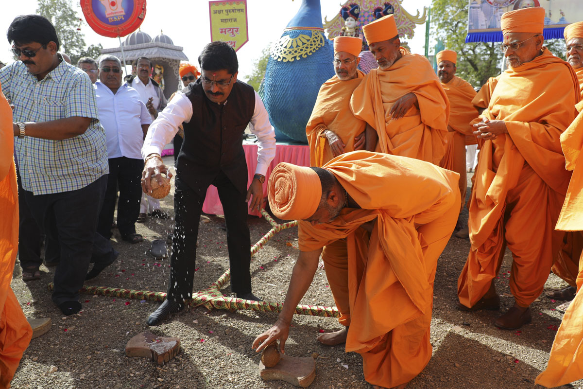 Narendraprasad Swami and dignitaries ritually inaugurate the nagar yatra