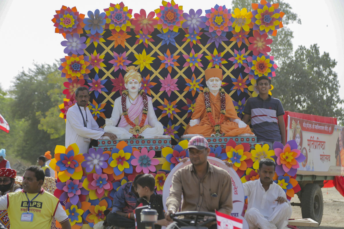 Brahmaswarup Bhagatji Maharaj and Brahmaswarup Shastriji Maharaj in a decorated chariot