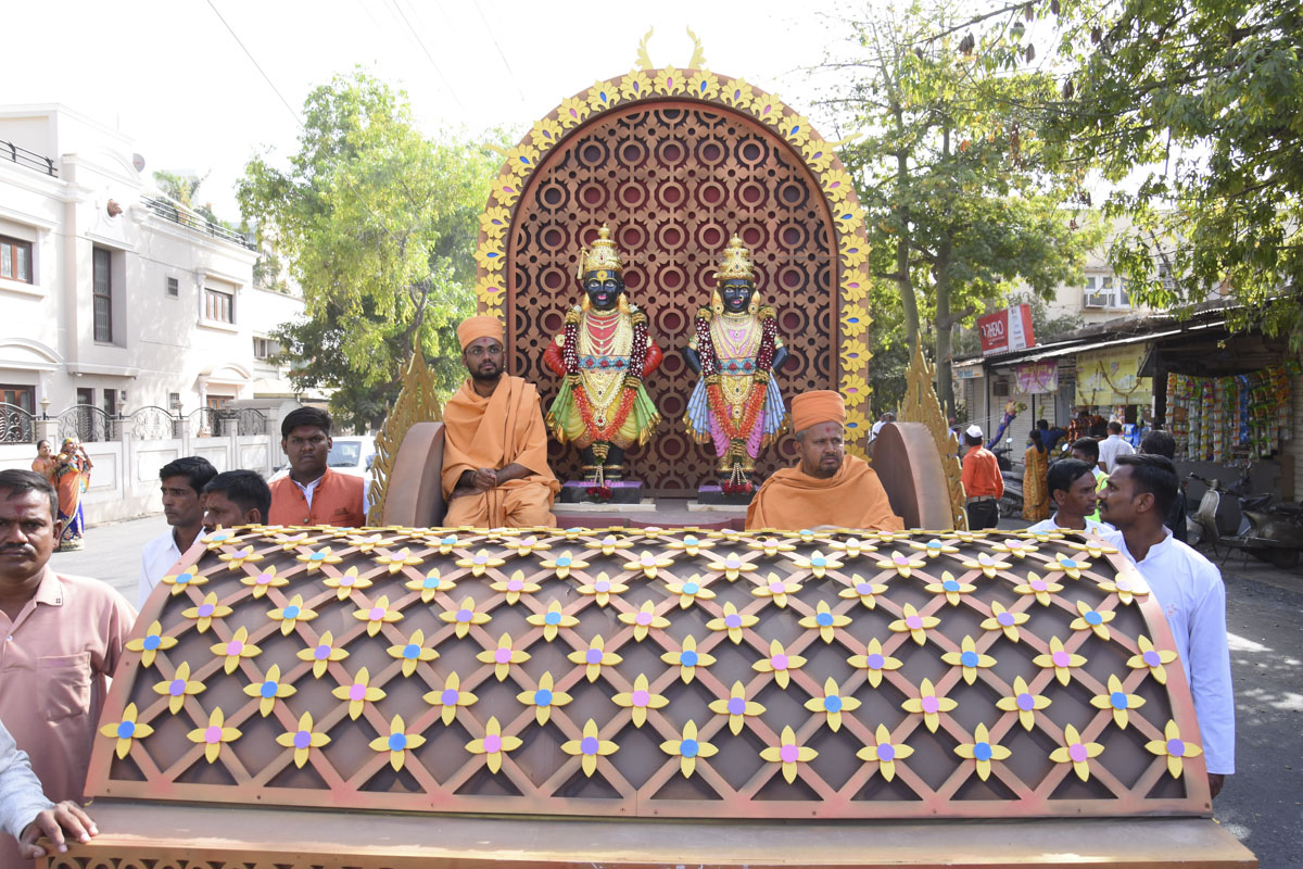 Shri Vithoba-Rukmani Dev in a decorated chariot