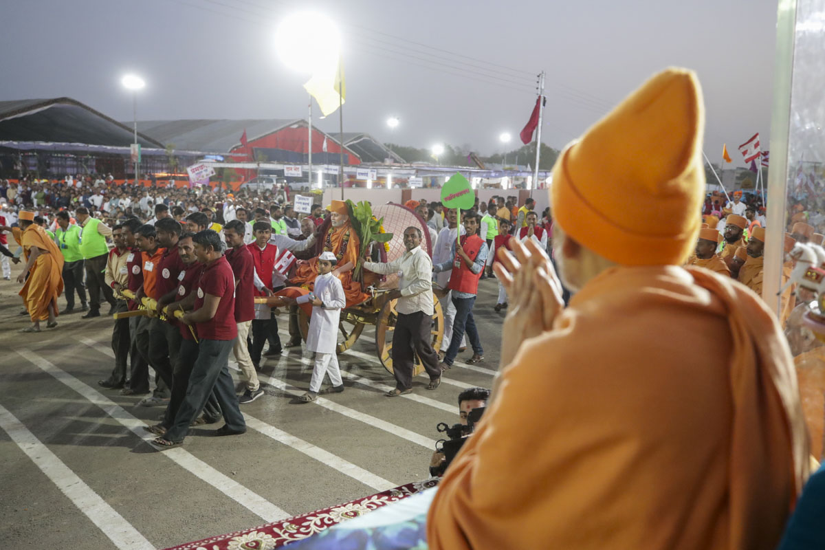 Swamishri observes the nagar yatra