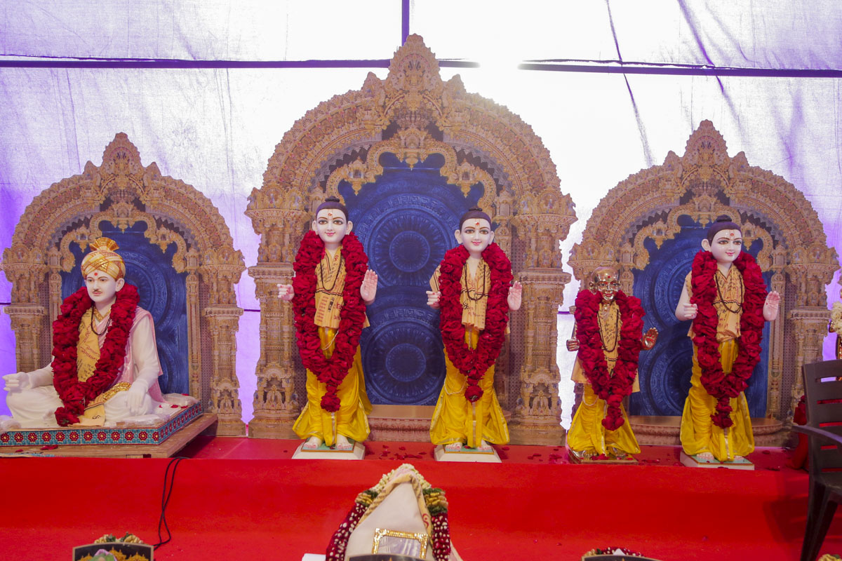 (R to L) Shri Ghanshyam Maharaj, Shri Harikrishna Maharaj, Shri Akshar-Purushottam Maharaj and Brahmaswarup Bhagatji Maharaj