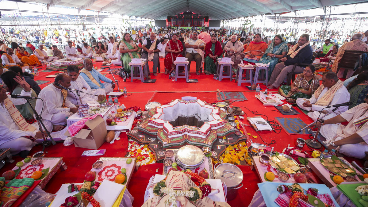 Devotees perform the yagna rituals