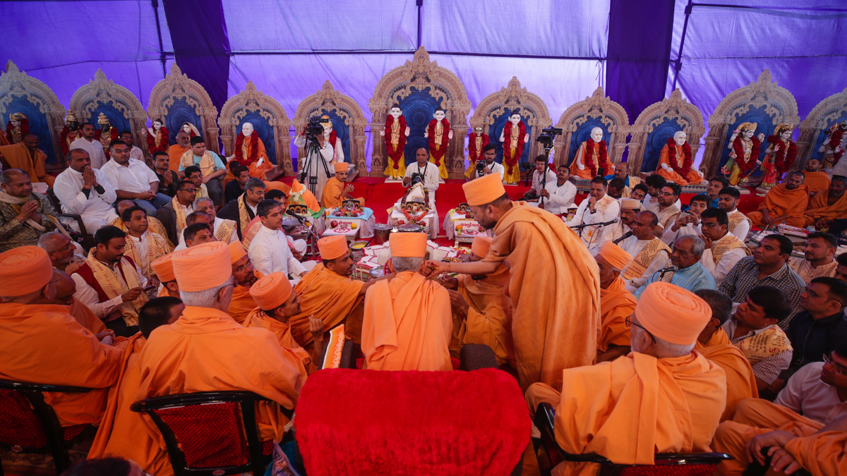 Swamishri and senior sadhus perform the yagna rituals