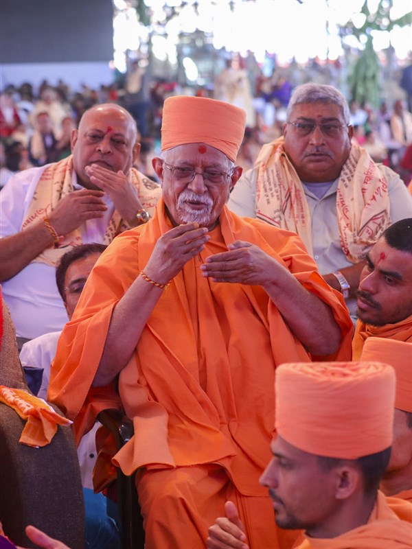 Pujya Swayamprakash Swami (Doctor Swami) performs the yagna rituals