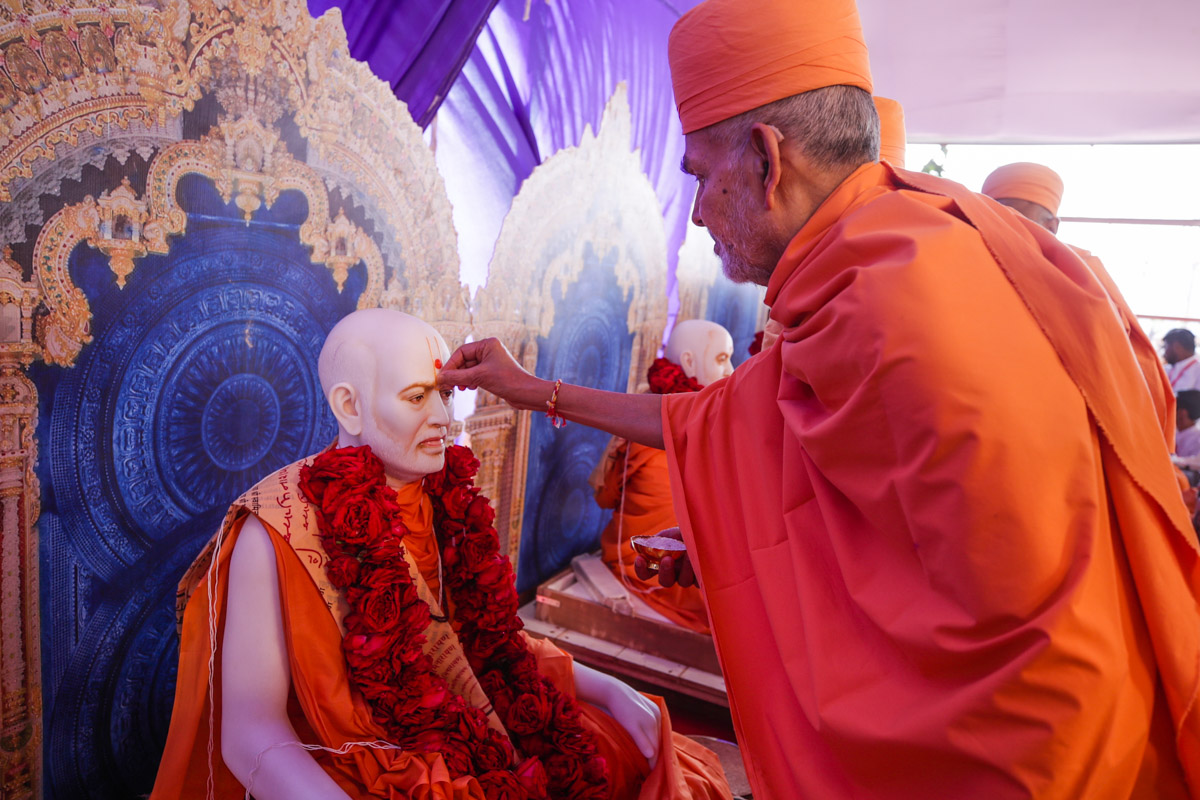 Swamishri performs pujan of Brahmaswarup Shastriji Maharaj