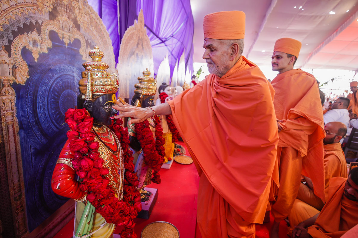 Swamishri performs pujan of Shri Vithoba-Rukmani Dev