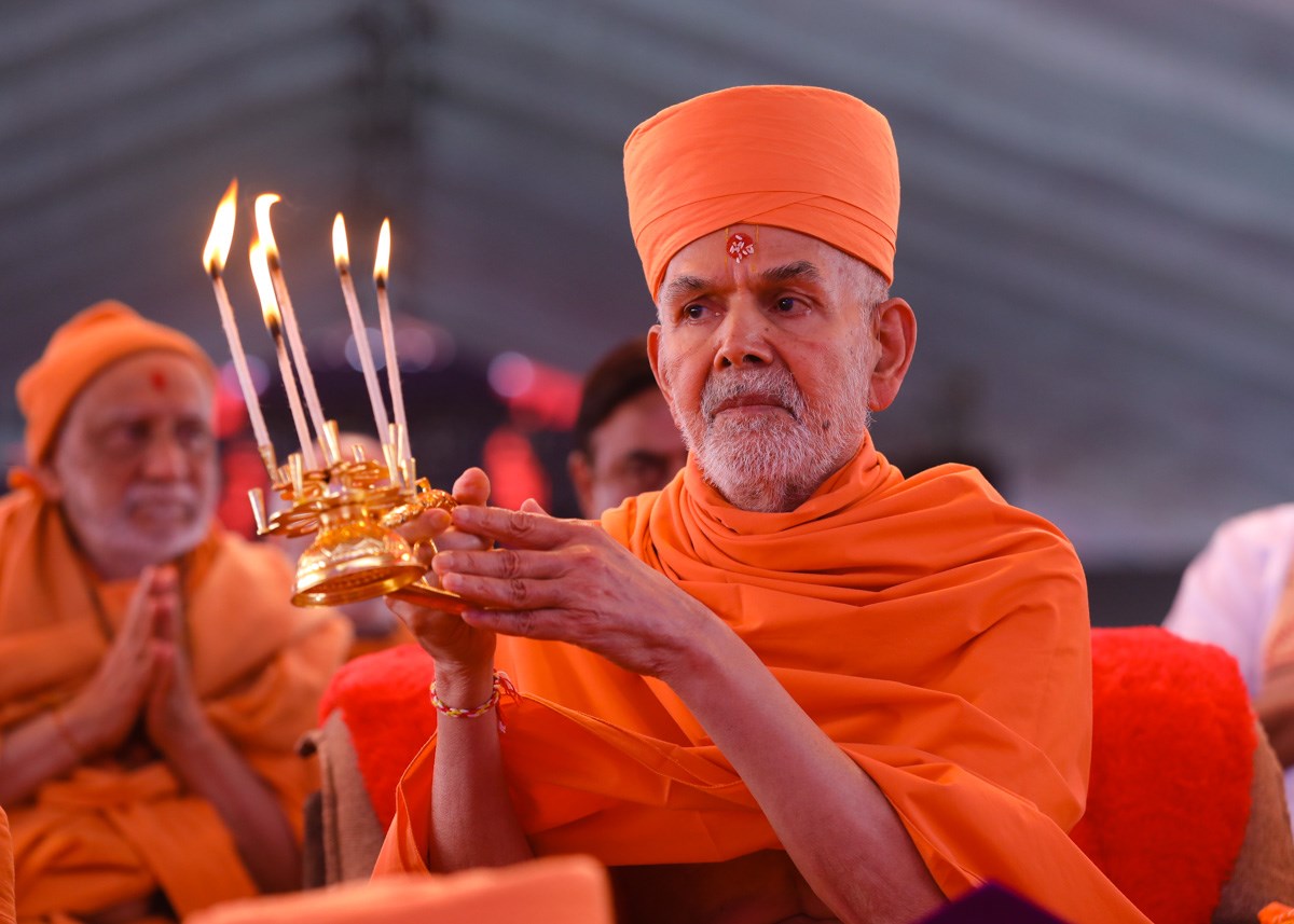Swamishri performs the yagna arti