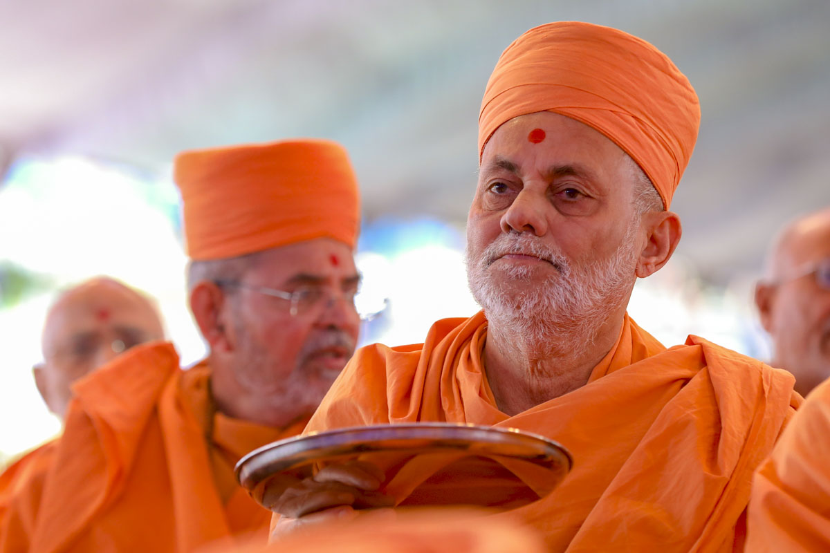 Pujya Viveksagar Swami performs the yagna arti