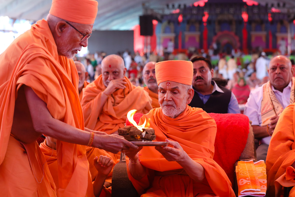 Swamishri and Pujya Kothari Swami perform the yagna rituals