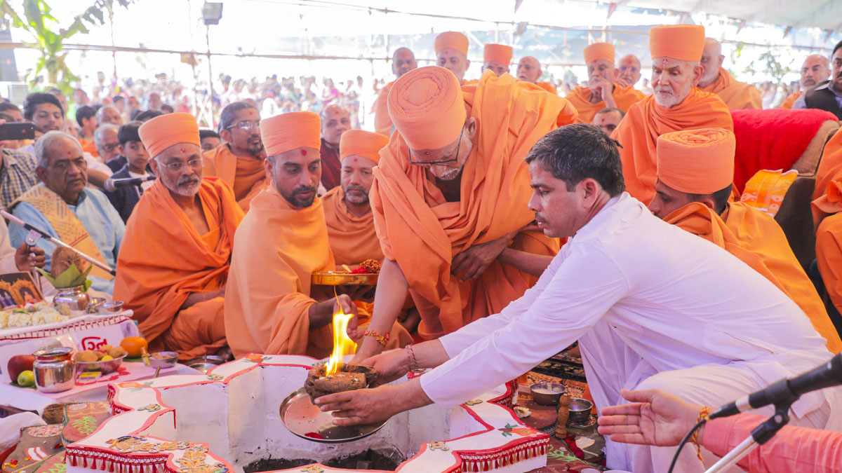 Pujya Kothari Swami performs the yagna rituals
