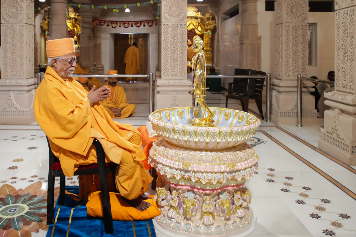 Pujya Swayamprakash Swami (Pujya Doctor Swami) performs the murti-pratishtha mahapuja rituals