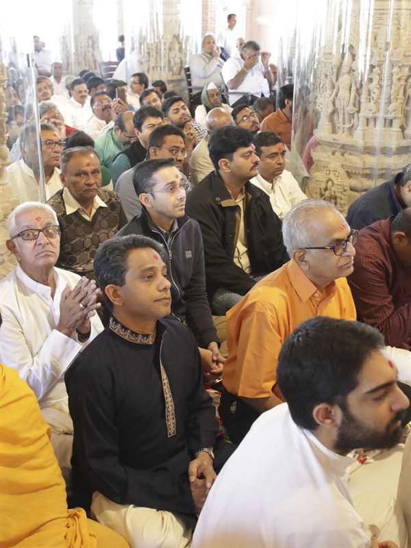 Devotees during the murti-pratishtha rituals