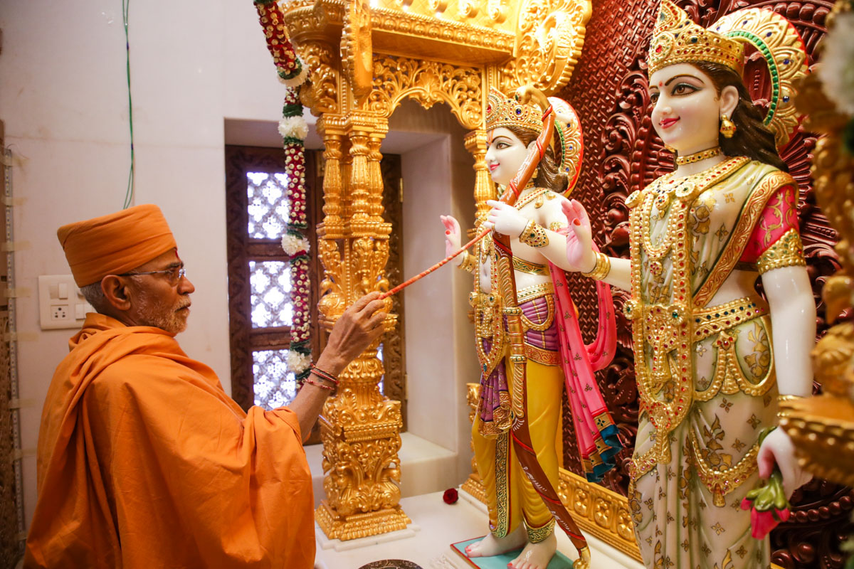 Gnanpriya Swami performs the murti-pratishtha rituals