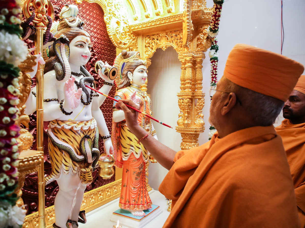 Yagneshwar Swami performs the murti-pratishtha rituals