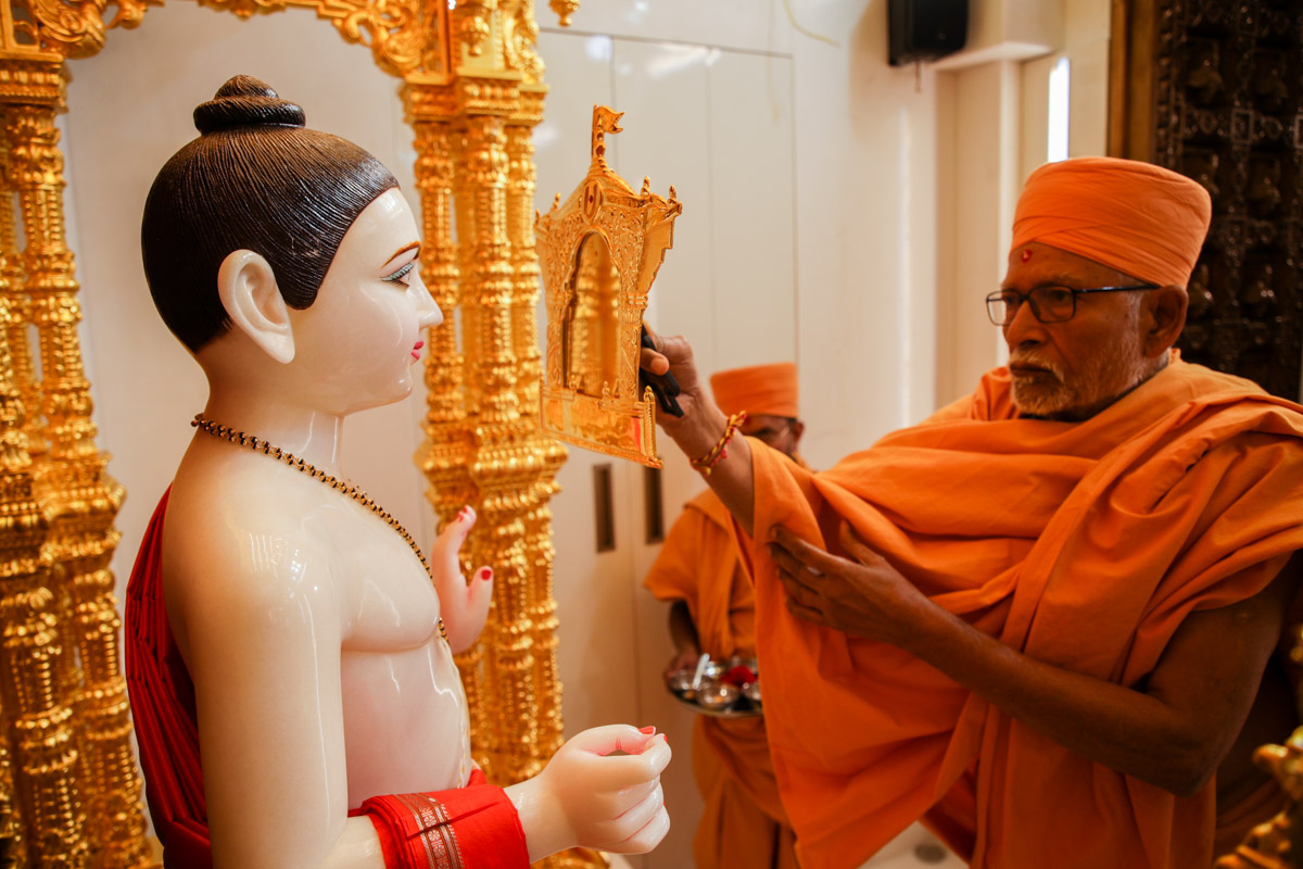 Pujya Kothari Swami performs the murti-pratishtha rituals