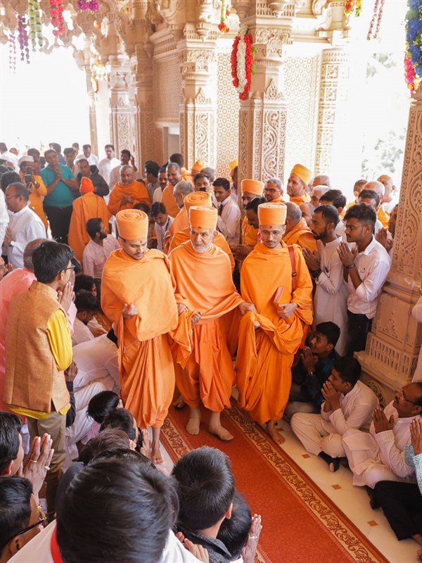 Devotees doing darshan of Swamishri in the mandir pradakshina