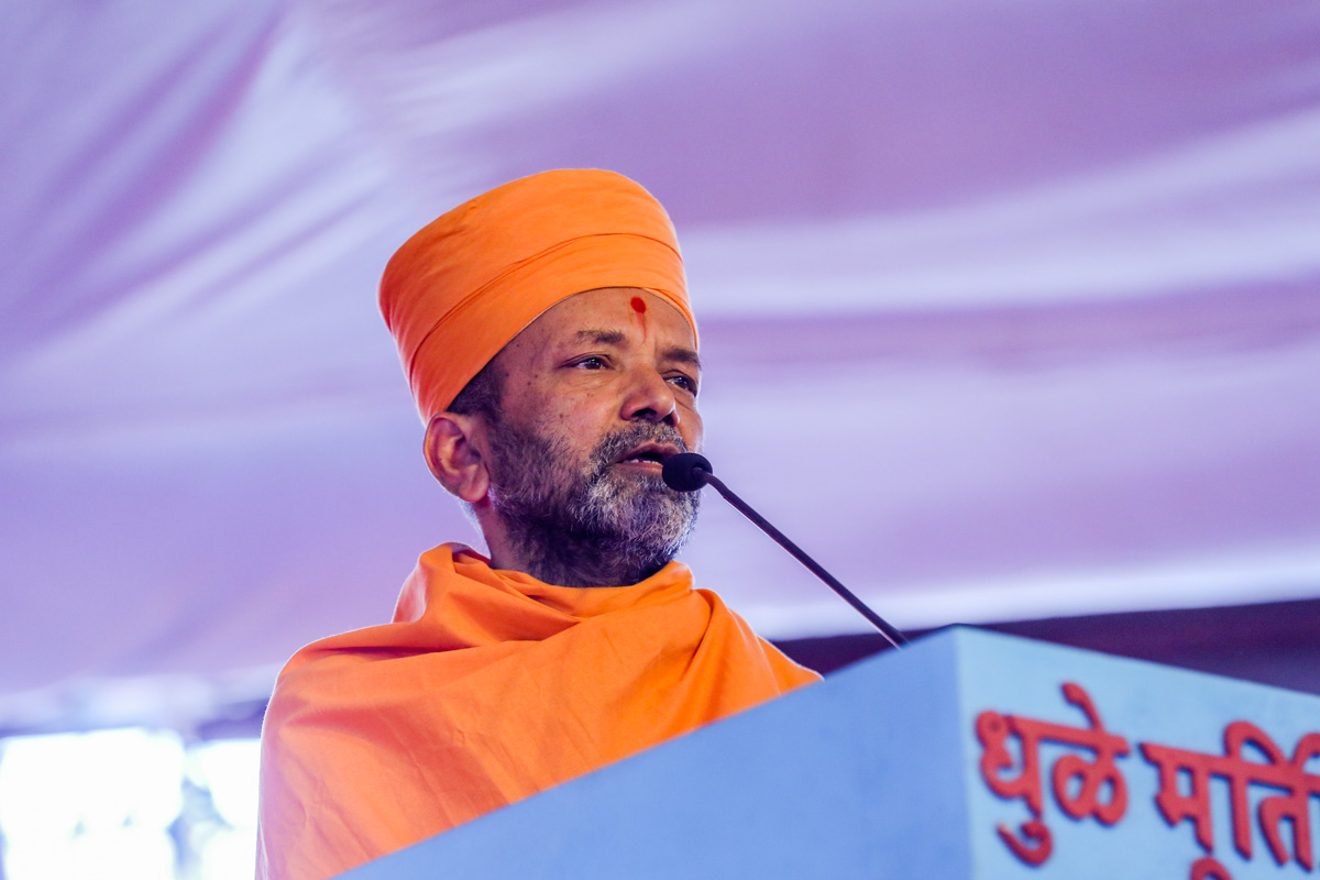 Anandjivan Swami addresses the assembly