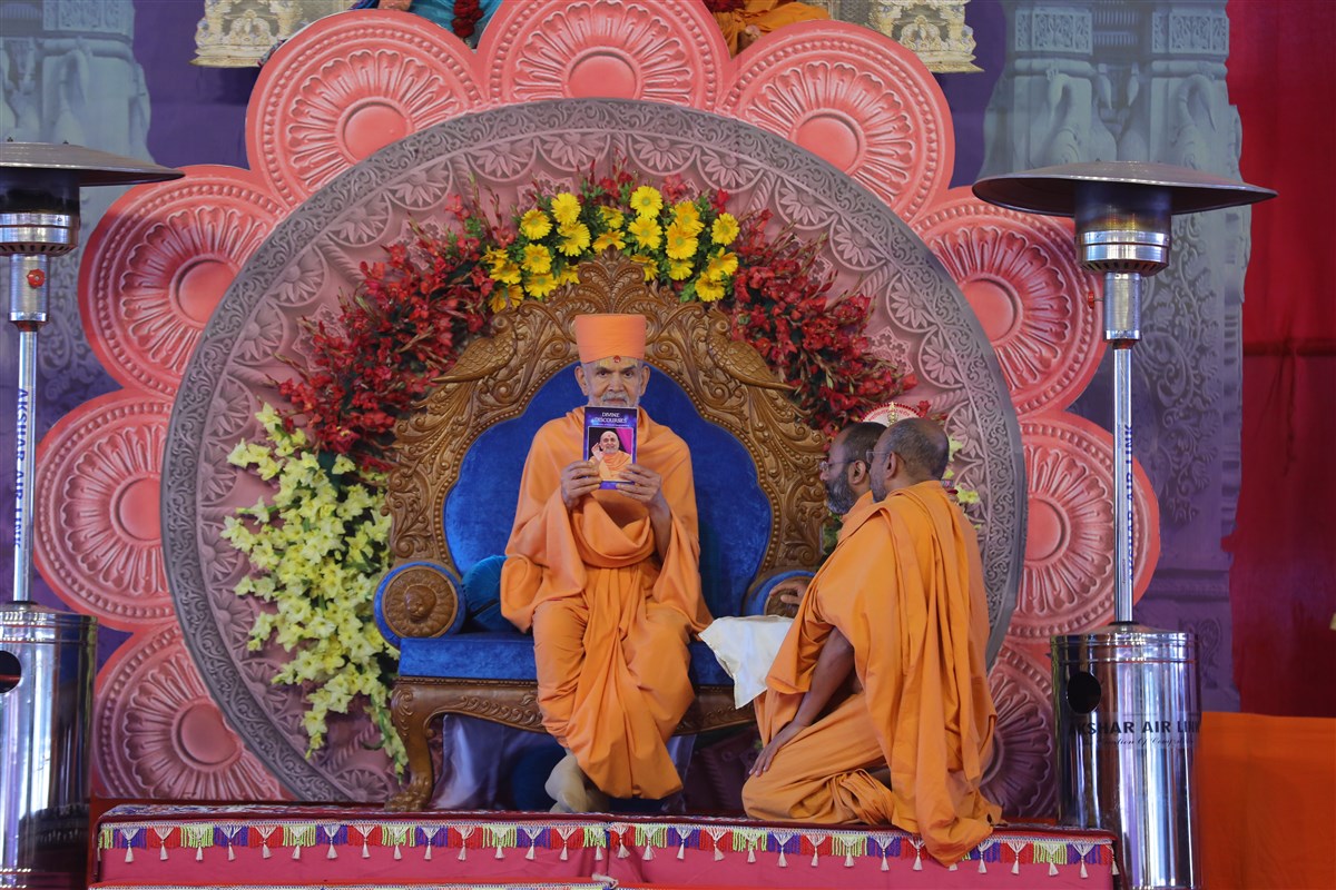 Swamishri inaugurates a print publication "Divine Discourses" 