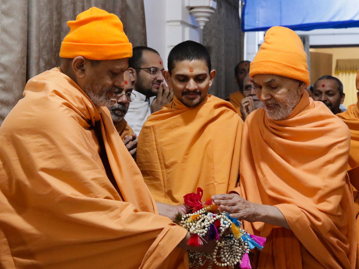 Param Pujya Mahant Swami Maharaj sanctifies malas