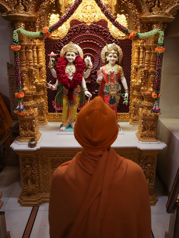 Swamishri engrossed in darshan of Shri Lakshmi-Narayan Dev