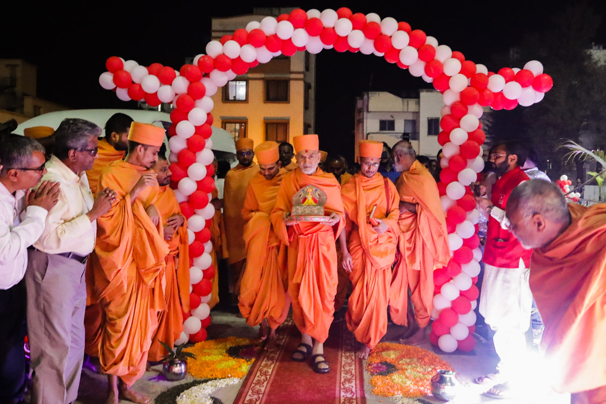 Param Pujya Mahant Swami Maharaj arrives at BAPS Shri Swaminarayan Mandir, Nashik