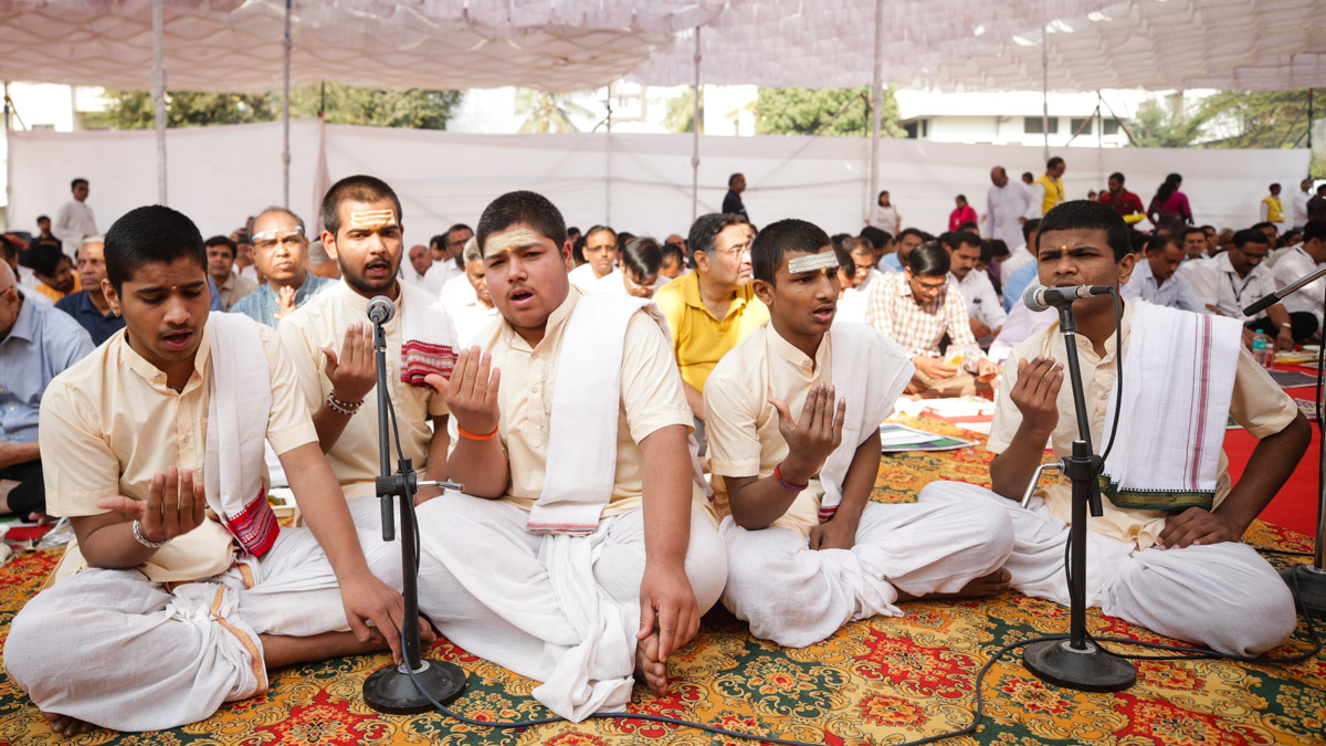 Pandits recite the mahapuja mantras
