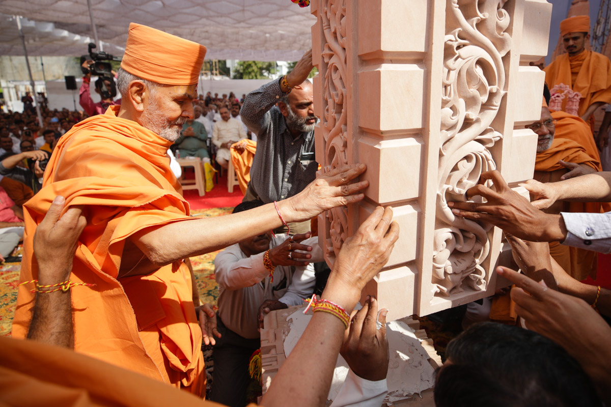 Swamishri sanctifies and places the first pillar
