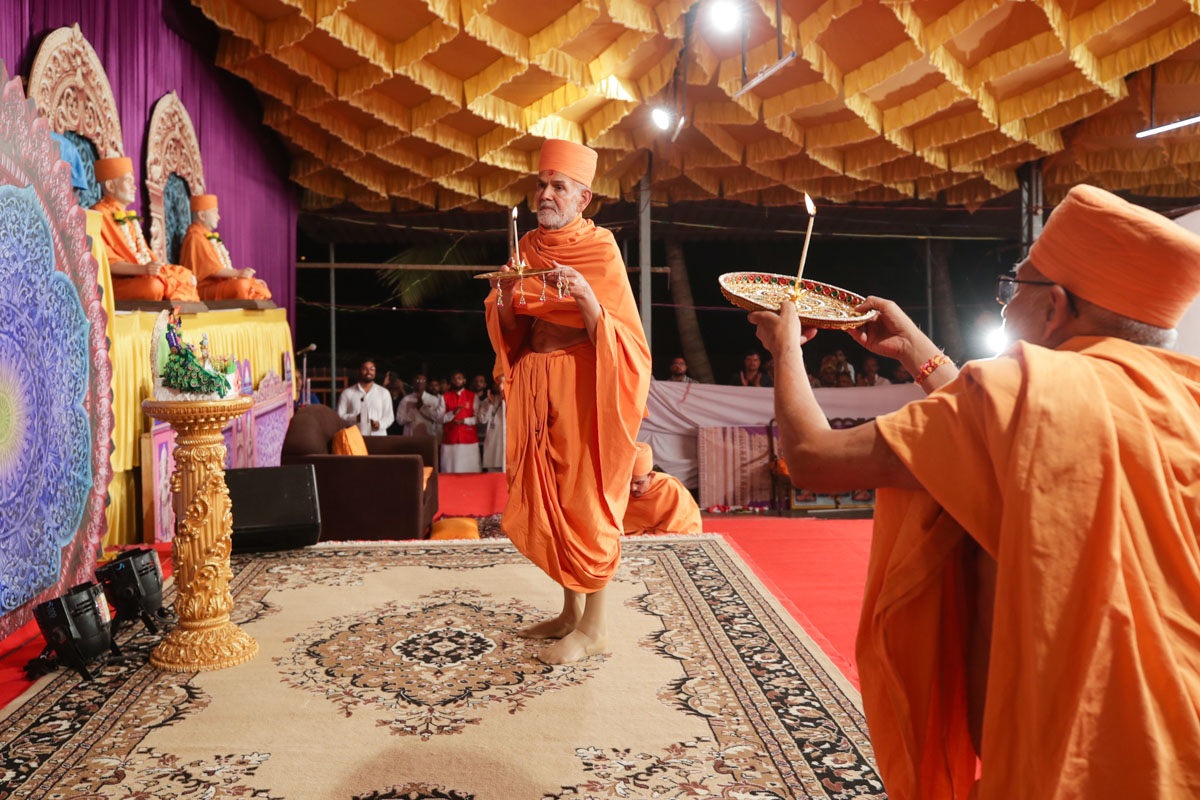 Swamishri and Pujya Kothari Swami perform the evening arti