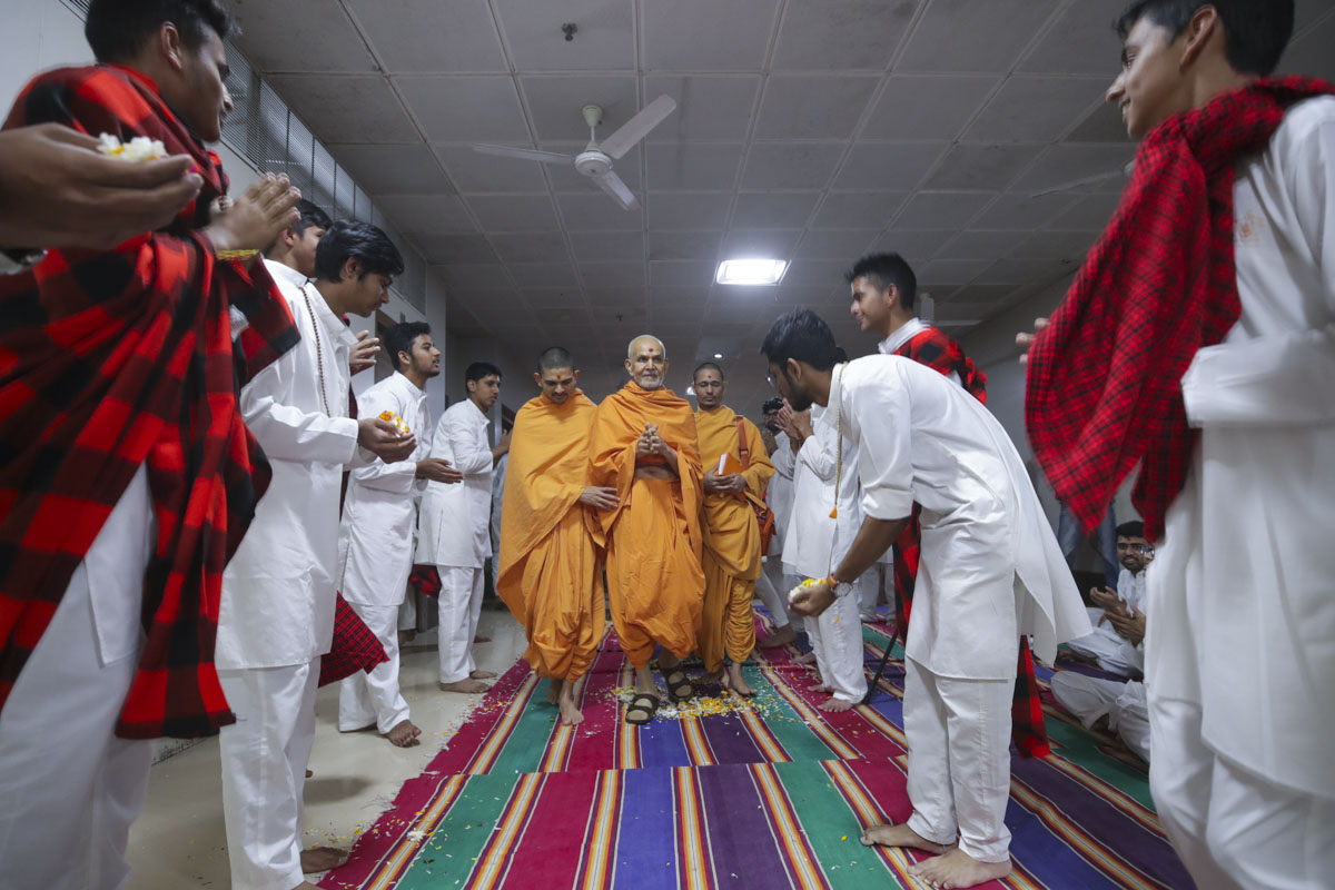 Youths welcome Swamishri in the assembly, Mumbai