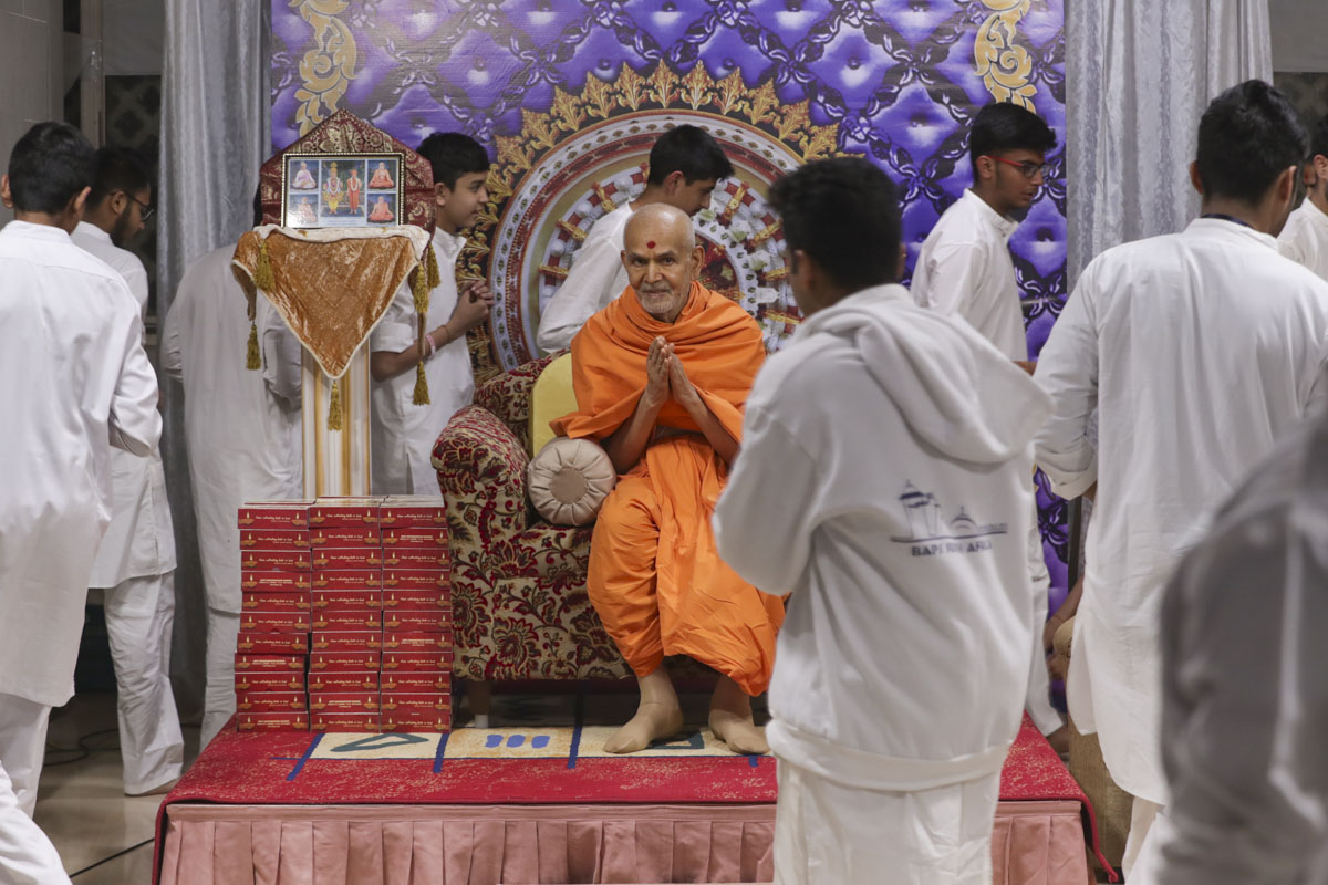 Swamishri greets youths with 'Jai Swaminarayan'