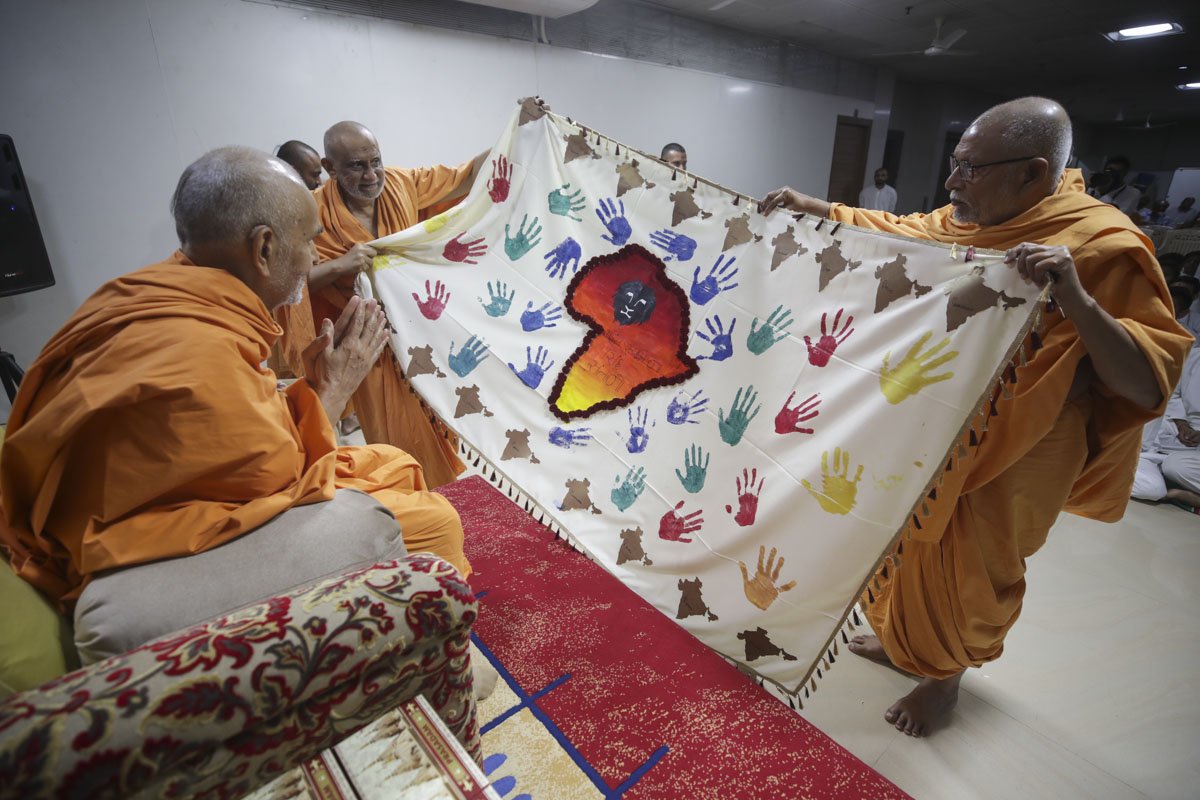 Swamishri observes a shawl made by the youths