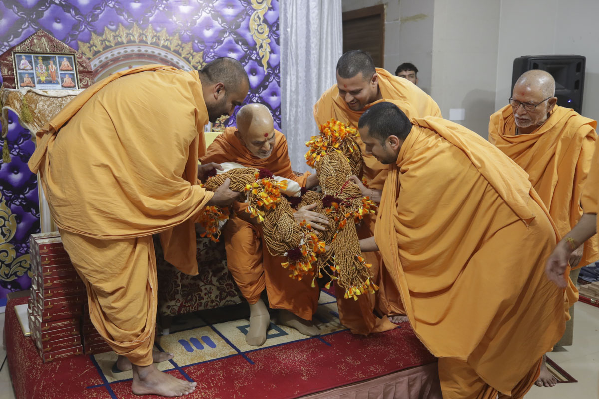 Swamishri sanctifies malas