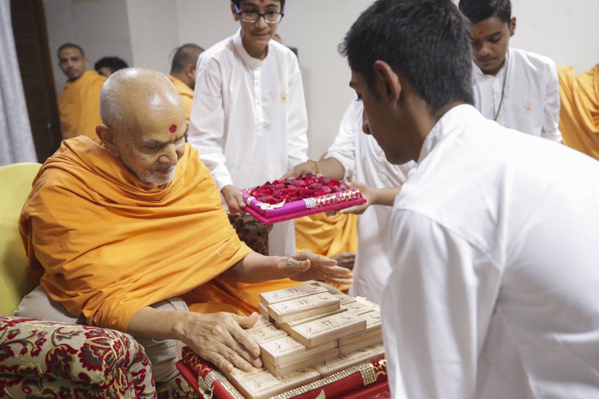Swamishri sanctifies mementos for youths