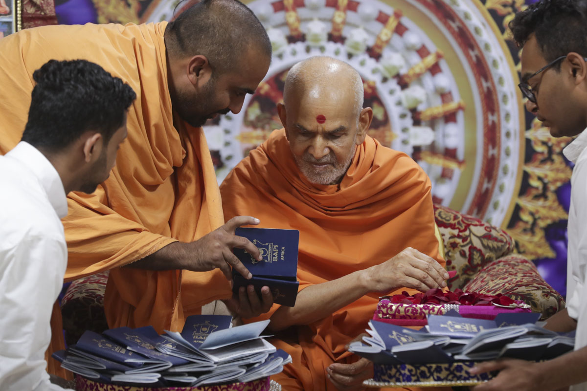 Swamishri sanctifies mementos for youths