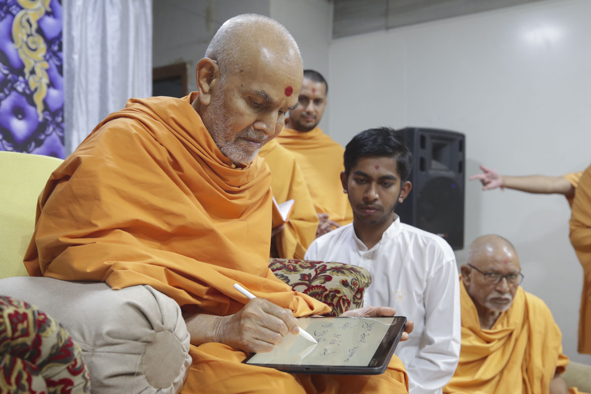 Swamishri writes blessings