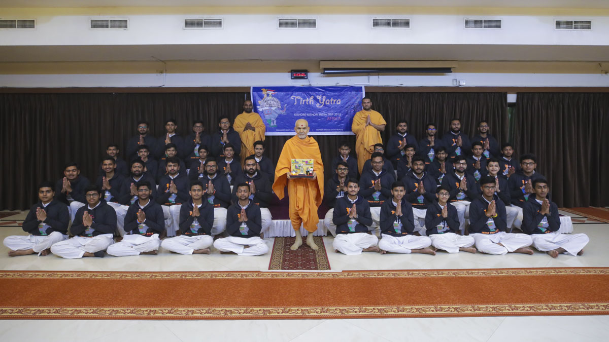 Youths with Swamishri