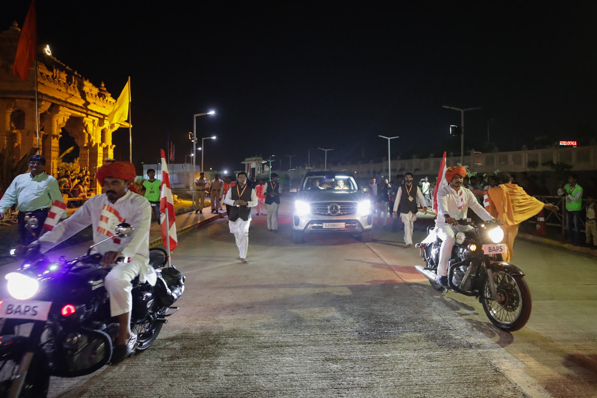 Param Pujya Mahant Swami Maharaj arrives at BAPS Shri Swaminarayan Mandir, Pune