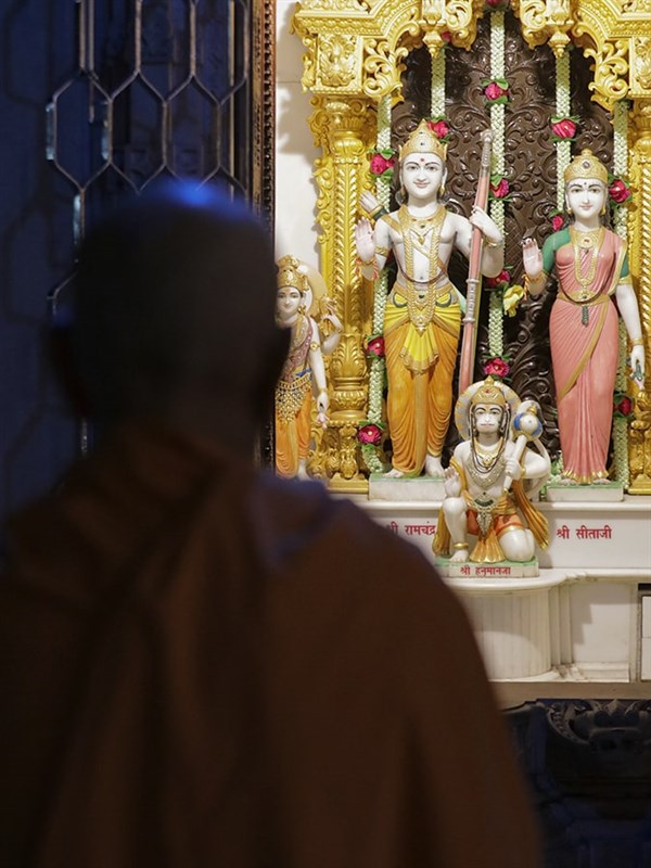 Swamishri engrossed in darshan of Shri Hanumanji and Shri Sita-Ram Dev
