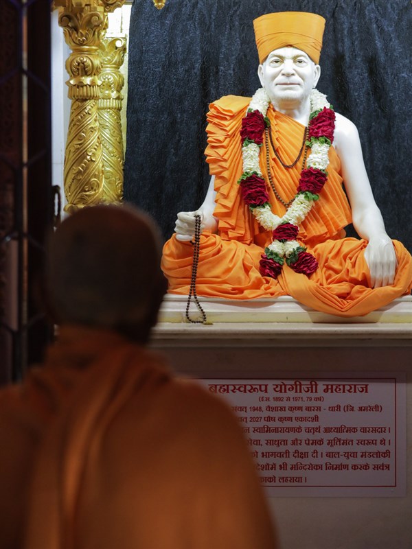 Swamishri engrossed in darshan of Brahmaswarup Yogiji Maharaj