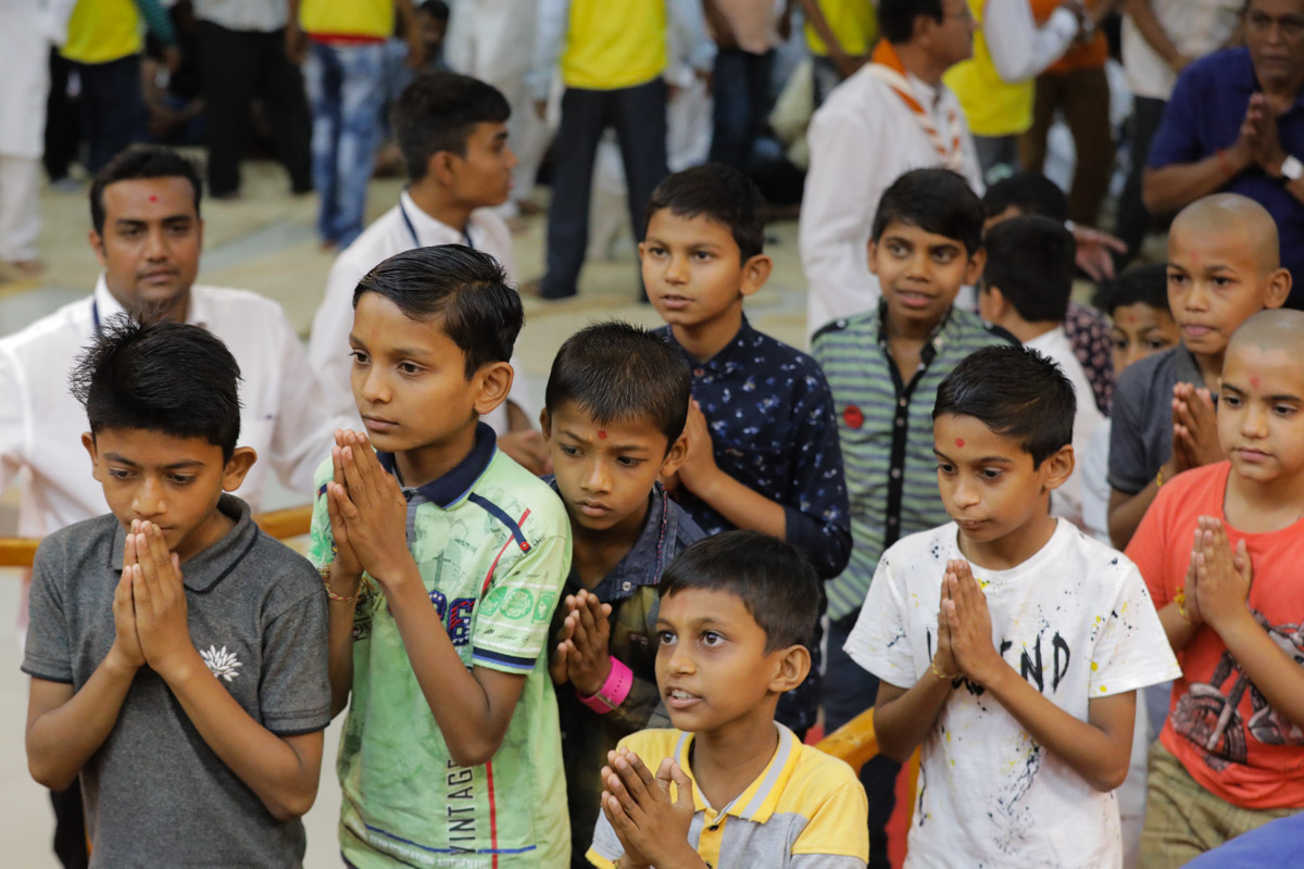 Children doing samip darshan of Swamishri