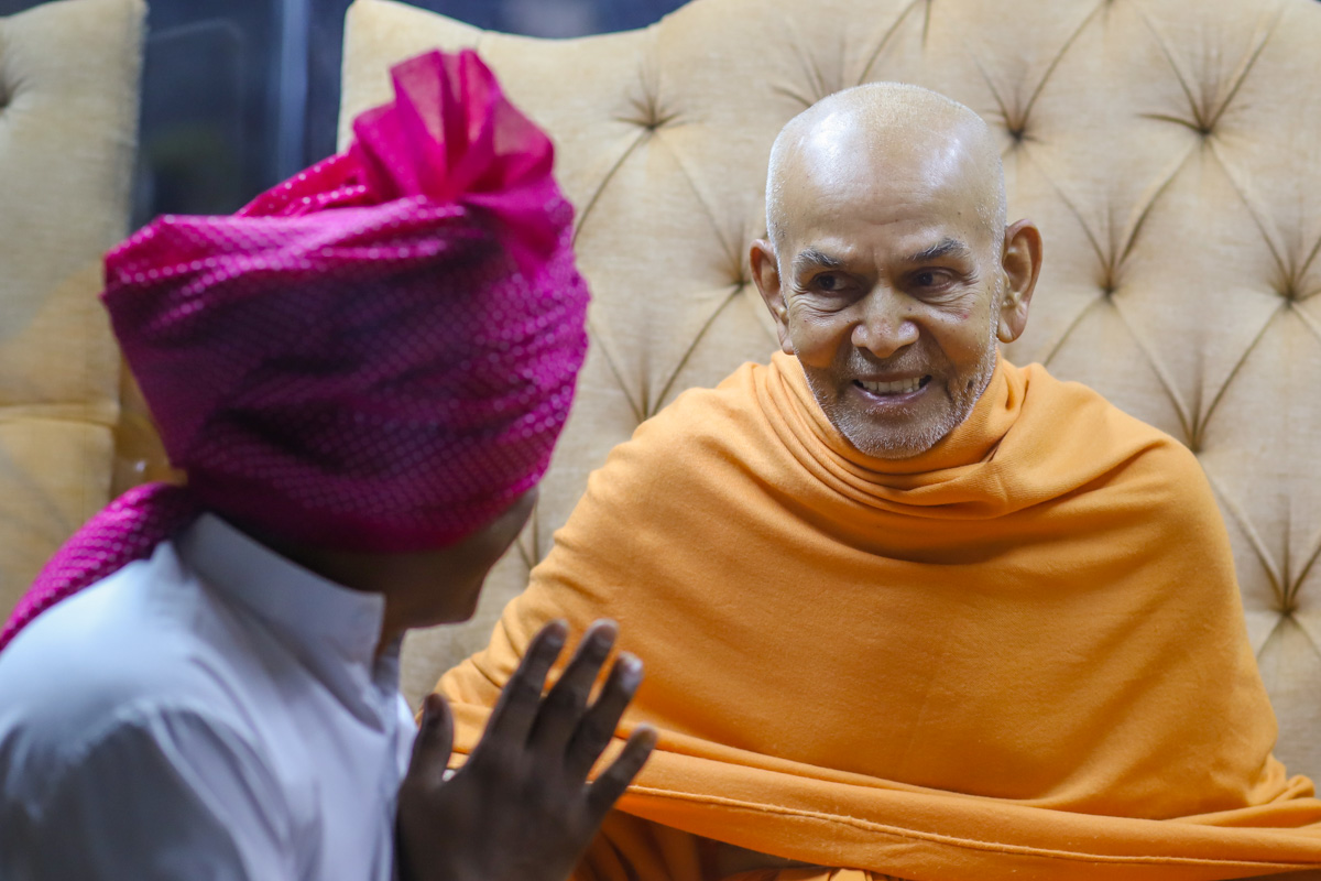 Param Pujya Mahant Swami Maharaj blesses a devotee