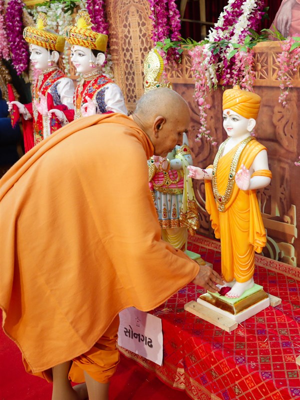 Swamishri performs murti-pratishtha rituals of the murtis for BAPS Shri Swaminarayan Mandir, Songadh, India
