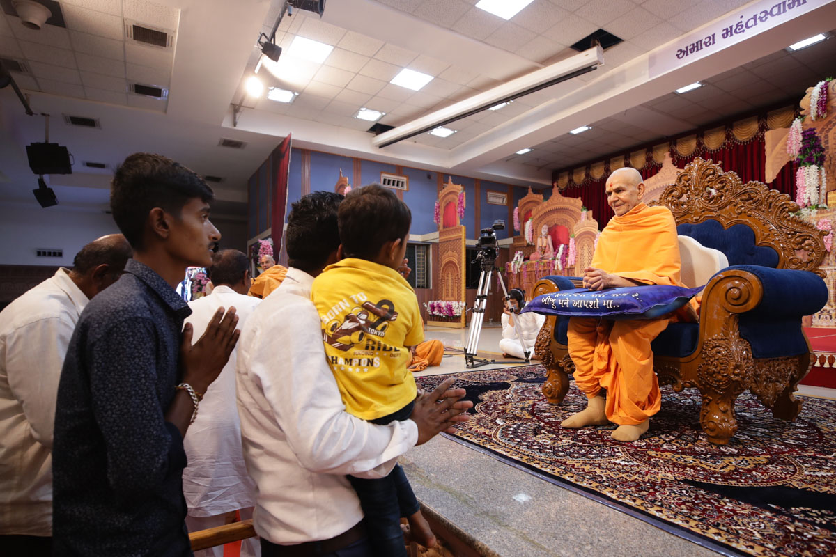 Devotees doing samip darshan of Swamishri