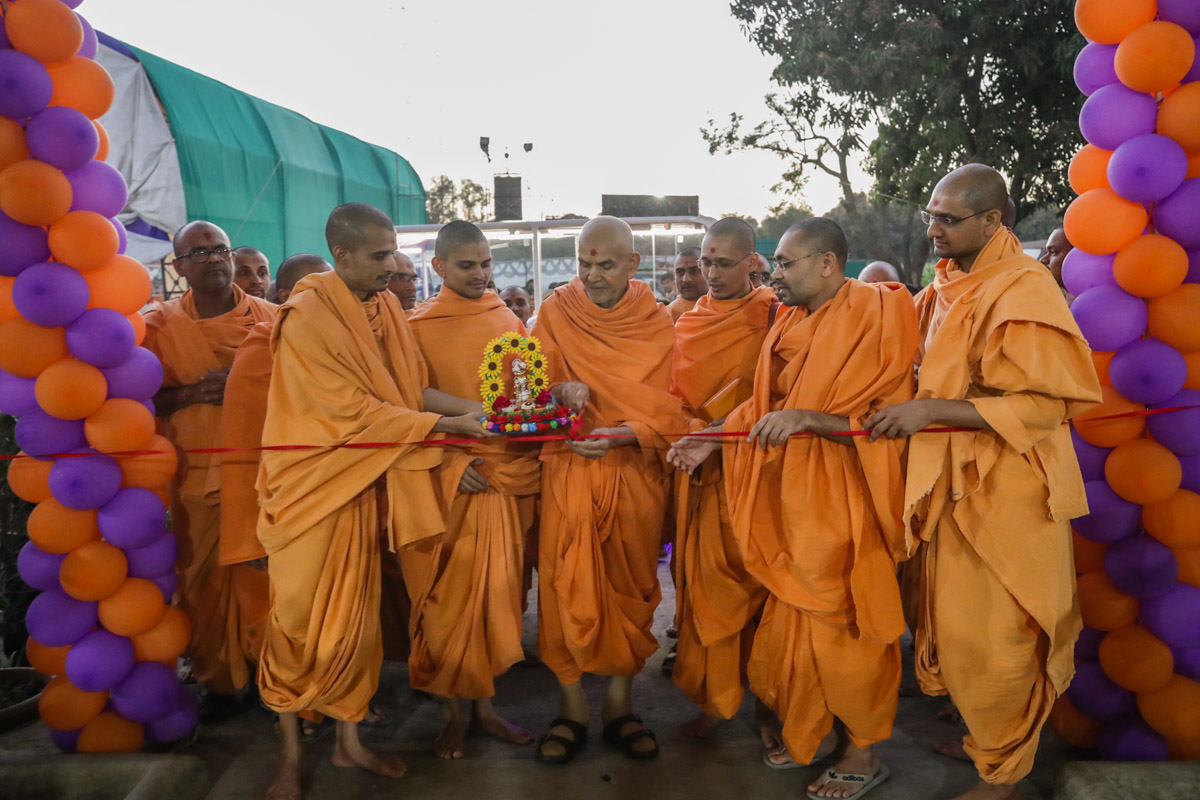 Swamishri unties the nadachhadi to inaugurate the renovated gaushala