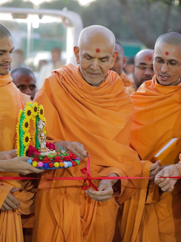 Swamishri unties the nadachhadi to inaugurate the renovated gaushala